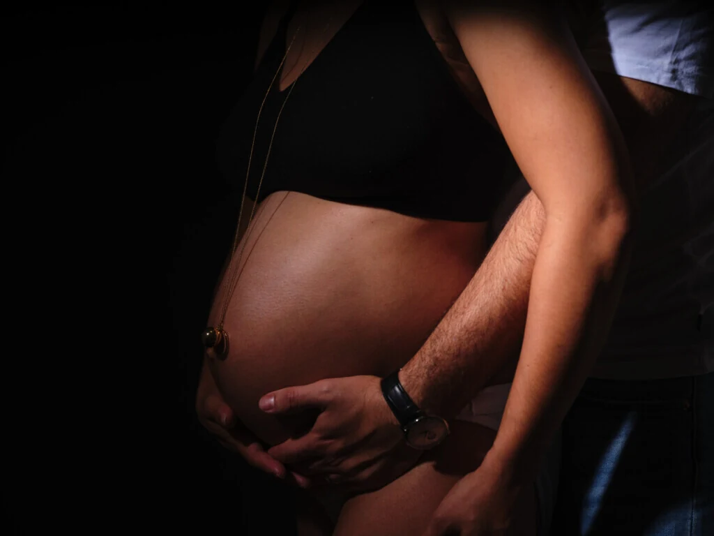 karen et ruben grossesse web rgb pacome Sadek photographe067